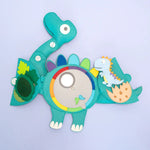 Tauche ein in die spannende Welt des Travel Buddy Dino von Jolly Designs – dem perfekten Begleiter für kleine Entdecker ab 18 Monaten! Dieser farbenfrohe Pflanzenfresser begeistert mit seinem liebevoll gestalteten Design und bietet vielseitige Spielmöglichkeiten, die Feinmotorik, Kreativität und kognitive Fähigkeiten fördern. Die interaktiven Elemente und lustigen Details regen die Fantasie an und machen jedes Abenteuer zu einem prähistorischen Erlebnis voller Freude und Lernspaß.