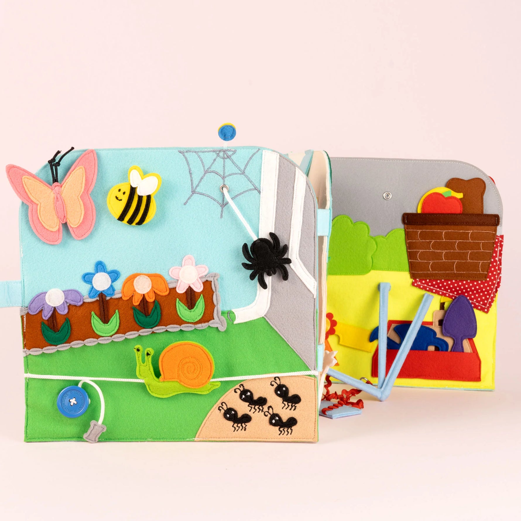 Der Travel Buddy „Komm mit nach draußen" von Jolly Design entführt kleine Entdecker:innen spielerisch in die Natur. Mit liebevoll gestalteten Szenen, beweglichen Elementen und Überraschungsklappen trainiert das handgefertigte Lernspielzeug Feinmotorik, Konzentration und Wahrnehmung. Gemeinsam mit Ergotherapeutin Silvia Resei entwickelt, verbindet es kreativen Spielspaß mit pädagogischem Wert. Leicht zu tragen und robust – der perfekte Begleiter für Abenteuer unterwegs.