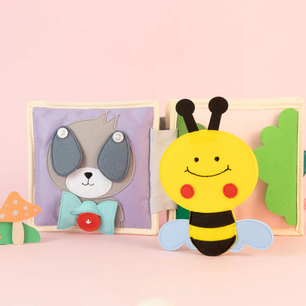 Das Mini Quiet Book „Magischer Vogel“ von Jolly Design fördert Kreativität, Konzentration und Feinmotorik bei Kindern ab 18 Monaten. Mit farbenfrohen, interaktiven Szenen wie beweglichen Ohren, Knöpfen und Reißverschlüssen unterstützt es spielerisch Hand-Auge-Koordination und erste Rollenspiele.