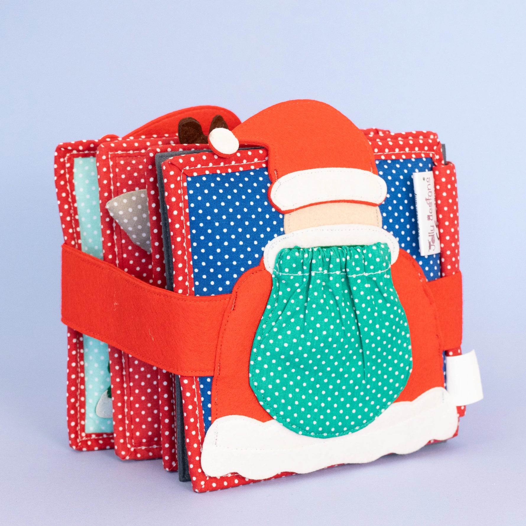Das Mini Quiet Book Christmas von Jolly Designs begleitet Kinder ab 18 Monaten durch die Weihnachtszeit. Mit sechs interaktiven Seiten trainieren sie Feinmotorik und Kreativität – vom Schmücken des Tannenbaums bis zum Zählen der Adventskerzen. Aus OEKO-TEX® zertifizierten Materialien gefertigt, ist es sicher, robust und ideal für kleine Hände.
