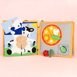 Begleite dein Kind durch einen bunten Tag mit diesem Quiet Book von Jolly Design. Die bewegliche Figur erlebt alltägliche Abenteuer – Schuhe anziehen, Fahrrad fahren, gießen und spielen. Jede Seite lädt zum Nachspielen ein und stärkt dabei Feinmotorik, Geduld und Konzentration. Ideal, um Alltagsstrukturen zu verstehen und Selbstständigkeit zu entwickeln. Ein handgefertigtes Lernbuch voller Farben und Details für kleine Entdecker.