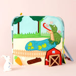 Der Travel Buddy „Komm mit nach draußen" von Jolly Design entführt kleine Entdecker:innen spielerisch in die Natur. Mit liebevoll gestalteten Szenen, beweglichen Elementen und Überraschungsklappen trainiert das handgefertigte Lernspielzeug Feinmotorik, Konzentration und Wahrnehmung. Gemeinsam mit Ergotherapeutin Silvia Resei entwickelt, verbindet es kreativen Spielspaß mit pädagogischem Wert. Leicht zu tragen und robust – der perfekte Begleiter für Abenteuer unterwegs.