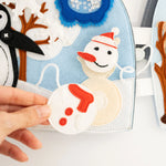 Dieser Travel Buddy Pinguin von Jolly Design ist das perfekte Abenteuer für Kinder ab 18 Monaten. Mit interaktiven Elementen wie Knöpfen, Reißverschlüssen und Schiebern entwickeln Kleinkinder spielerisch ihre motorischen Fähigkeiten. Die vielfältigen Texturen und arktischen Details regen Fantasie und Sinneswahrnehmung an. Aus zertifizierten, robusten Materialien hergestellt – ideal für Zuhause und unterwegs.