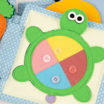 Eine stille Entdeckungsreise für kleine Hände: Mit knisterndem Elefantenohr, sanft klingelnder Kuhglocke und flauschigem Pinguinbauch lädt dieses liebevoll gestaltete Spielbuch Babys ab etwa 6 Monaten dazu ein, mit allen Sinnen zu erkunden. Ganz nebenbei werden dabei Feinmotorik, auditive Wahrnehmung und sensorische Integration gefördert – spielerisch und ohne Reizüberflutung.

Hochwertig von Hand gefertigt aus schadstofffreien, zertifizierten Materialien, ist es robust, weich und sicher – ideal für zuhause