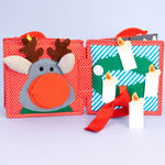 Das Mini Quiet Book Christmas von Jolly Designs begleitet Kinder ab 18 Monaten durch die Weihnachtszeit. Mit sechs interaktiven Seiten trainieren sie Feinmotorik und Kreativität – vom Schmücken des Tannenbaums bis zum Zählen der Adventskerzen. Aus OEKO-TEX® zertifizierten Materialien gefertigt, ist es sicher, robust und ideal für kleine Hände.
