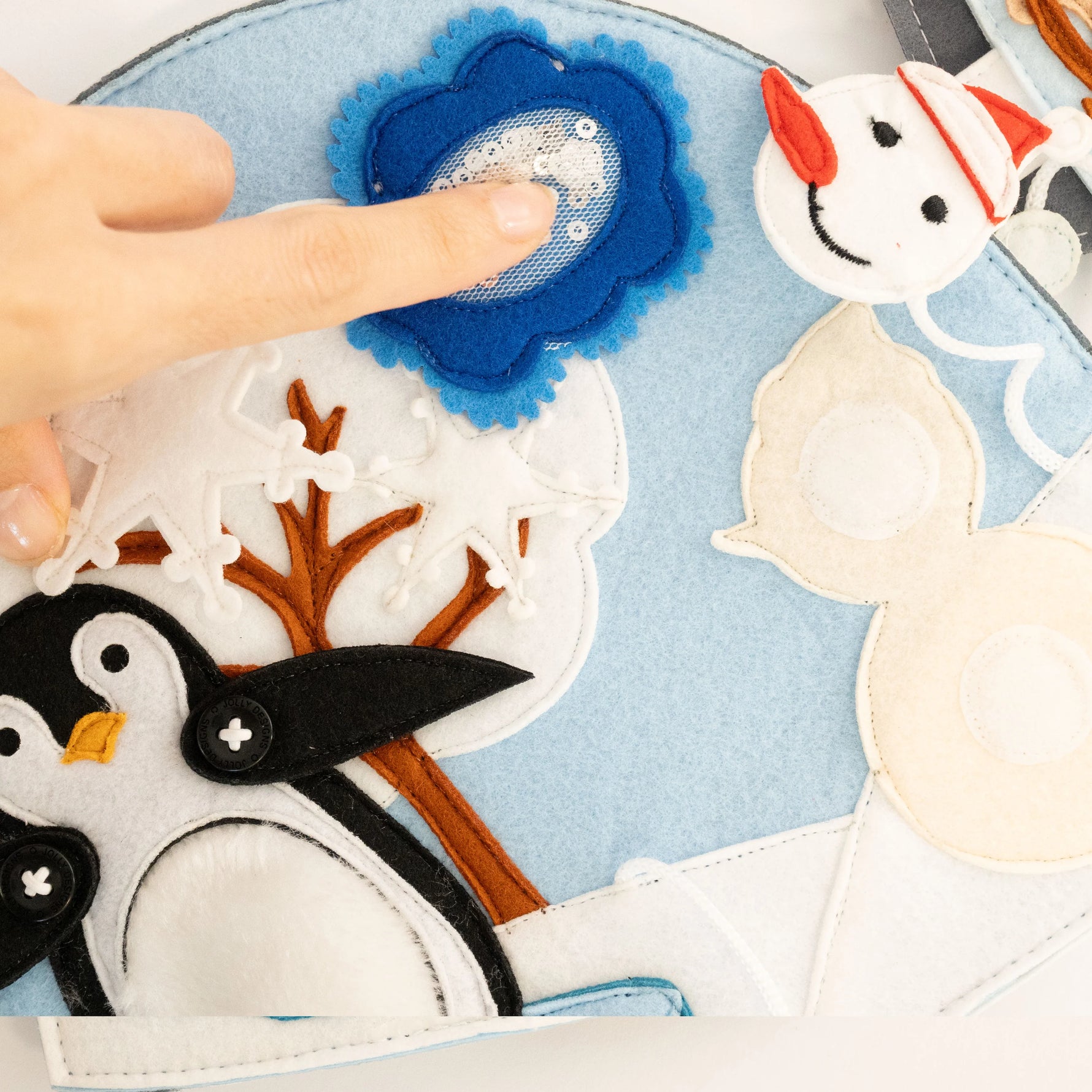 Dieser Travel Buddy Pinguin von Jolly Design ist das perfekte Abenteuer für Kinder ab 18 Monaten. Mit interaktiven Elementen wie Knöpfen, Reißverschlüssen und Schiebern entwickeln Kleinkinder spielerisch ihre motorischen Fähigkeiten. Die vielfältigen Texturen und arktischen Details regen Fantasie und Sinneswahrnehmung an. Aus zertifizierten, robusten Materialien hergestellt – ideal für Zuhause und unterwegs.