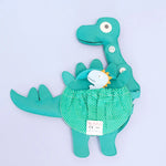 Tauche ein in die spannende Welt des Travel Buddy Dino von Jolly Designs – dem perfekten Begleiter für kleine Entdecker ab 18 Monaten! Dieser farbenfrohe Pflanzenfresser begeistert mit seinem liebevoll gestalteten Design und bietet vielseitige Spielmöglichkeiten, die Feinmotorik, Kreativität und kognitive Fähigkeiten fördern. Die interaktiven Elemente und lustigen Details regen die Fantasie an und machen jedes Abenteuer zu einem prähistorischen Erlebnis voller Freude und Lernspaß.
