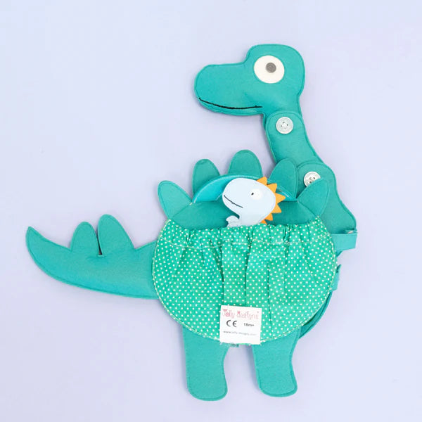 Tauche ein in die spannende Welt des Travel Buddy Dino von Jolly Designs – dem perfekten Begleiter für kleine Entdecker ab 18 Monaten! Dieser farbenfrohe Pflanzenfresser begeistert mit seinem liebevoll gestalteten Design und bietet vielseitige Spielmöglichkeiten, die Feinmotorik, Kreativität und kognitive Fähigkeiten fördern. Die interaktiven Elemente und lustigen Details regen die Fantasie an und machen jedes Abenteuer zu einem prähistorischen Erlebnis voller Freude und Lernspaß.