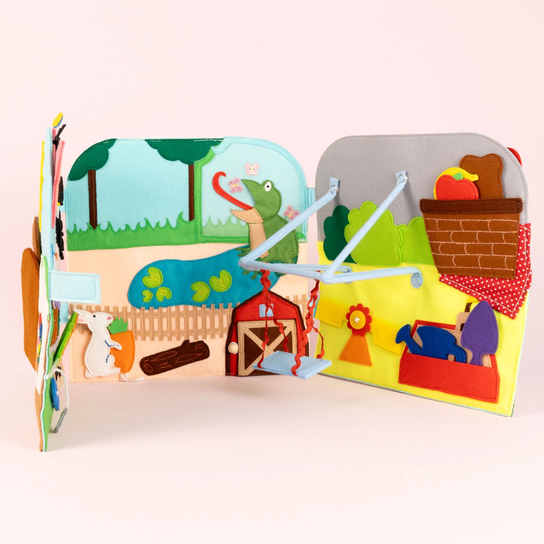 Der Travel Buddy „Komm mit nach draußen" von Jolly Design entführt kleine Entdecker:innen spielerisch in die Natur. Mit liebevoll gestalteten Szenen, beweglichen Elementen und Überraschungsklappen trainiert das handgefertigte Lernspielzeug Feinmotorik, Konzentration und Wahrnehmung. Gemeinsam mit Ergotherapeutin Silvia Resei entwickelt, verbindet es kreativen Spielspaß mit pädagogischem Wert. Leicht zu tragen und robust – der perfekte Begleiter für Abenteuer unterwegs.