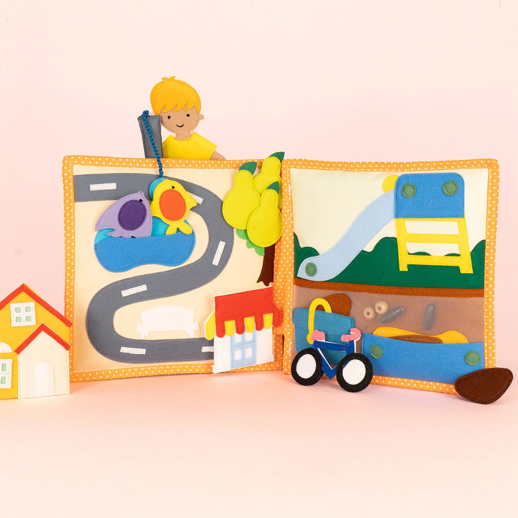 Begleite dein Kind durch einen bunten Tag mit diesem Quiet Book von Jolly Design. Die bewegliche Figur erlebt alltägliche Abenteuer – Schuhe anziehen, Fahrrad fahren, gießen und spielen. Jede Seite lädt zum Nachspielen ein und stärkt dabei Feinmotorik, Geduld und Konzentration. Ideal, um Alltagsstrukturen zu verstehen und Selbstständigkeit zu entwickeln. Ein handgefertigtes Lernbuch voller Farben und Details für kleine Entdecker.