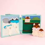 Begib dich auf eine spannende Reise in die faszinierende Wildnis des Mini Quiet Book "Jolly Jungle" von Jolly Designs! Dieses handgefertigte Buch ist perfekt für kleine Entdecker ab 18 Monaten und bietet sicheren Spielspaß aus kinderfreundlichen, OEKO-TEX® zertifizierten Materialien. Mit seinen 6 weichen Seiten führt es Kinder in die Welt der Tiere und fördert dabei spielerisch ihre motorischen und kognitiven Fähigkeiten.