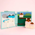 Begib dich auf eine spannende Reise in die faszinierende Wildnis des Mini Quiet Book "Jolly Jungle" von Jolly Designs! Dieses handgefertigte Buch ist perfekt für kleine Entdecker ab 18 Monaten und bietet sicheren Spielspaß aus kinderfreundlichen, OEKO-TEX® zertifizierten Materialien. Mit seinen 6 weichen Seiten führt es Kinder in die Welt der Tiere und fördert dabei spielerisch ihre motorischen und kognitiven Fähigkeiten.