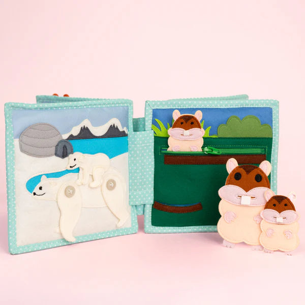 Begib dich auf eine spannende Reise in die faszinierende Wildnis des Mini Quiet Book "Jolly Jungle" von Jolly Designs! Dieses handgefertigte Buch ist perfekt für kleine Entdecker ab 18 Monaten und bietet sicheren Spielspaß aus kinderfreundlichen, OEKO-TEX® zertifizierten Materialien. Mit seinen 6 weichen Seiten führt es Kinder in die Welt der Tiere und fördert dabei spielerisch ihre motorischen und kognitiven Fähigkeiten.