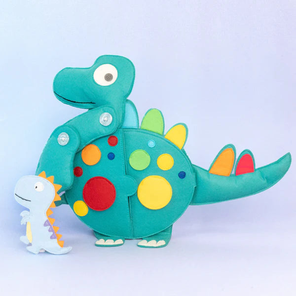 Tauche ein in die spannende Welt des Travel Buddy Dino von Jolly Designs – dem perfekten Begleiter für kleine Entdecker ab 18 Monaten! Dieser farbenfrohe Pflanzenfresser begeistert mit seinem liebevoll gestalteten Design und bietet vielseitige Spielmöglichkeiten, die Feinmotorik, Kreativität und kognitive Fähigkeiten fördern. Die interaktiven Elemente und lustigen Details regen die Fantasie an und machen jedes Abenteuer zu einem prähistorischen Erlebnis voller Freude und Lernspaß.
