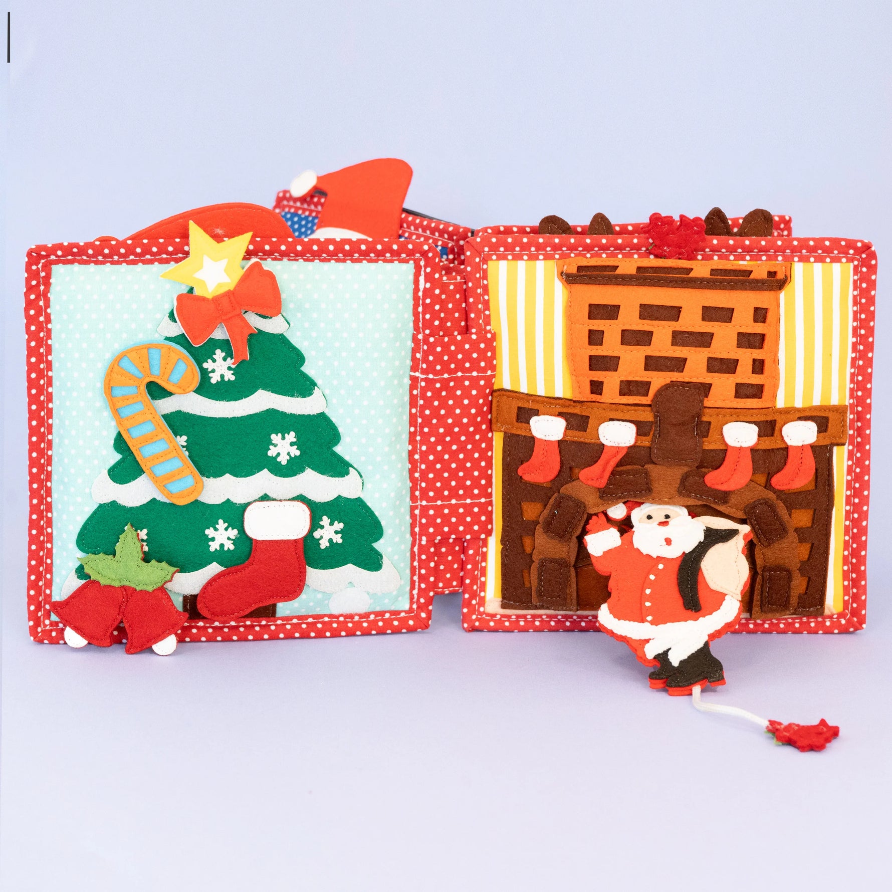 Das Mini Quiet Book Christmas von Jolly Designs begleitet Kinder ab 18 Monaten durch die Weihnachtszeit. Mit sechs interaktiven Seiten trainieren sie Feinmotorik und Kreativität – vom Schmücken des Tannenbaums bis zum Zählen der Adventskerzen. Aus OEKO-TEX® zertifizierten Materialien gefertigt, ist es sicher, robust und ideal für kleine Hände.
