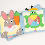 Eine stille Entdeckungsreise für kleine Hände: Mit knisterndem Elefantenohr, sanft klingelnder Kuhglocke und flauschigem Pinguinbauch lädt dieses liebevoll gestaltete Spielbuch Babys ab etwa 6 Monaten dazu ein, mit allen Sinnen zu erkunden. Ganz nebenbei werden dabei Feinmotorik, auditive Wahrnehmung und sensorische Integration gefördert – spielerisch und ohne Reizüberflutung.

Hochwertig von Hand gefertigt aus schadstofffreien, zertifizierten Materialien, ist es robust, weich und sicher – ideal für zuhause