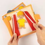 Begleite dein Kind durch einen bunten Tag mit diesem Quiet Book von Jolly Design. Die bewegliche Figur erlebt alltägliche Abenteuer – Schuhe anziehen, Fahrrad fahren, gießen und spielen. Jede Seite lädt zum Nachspielen ein und stärkt dabei Feinmotorik, Geduld und Konzentration. Ideal, um Alltagsstrukturen zu verstehen und Selbstständigkeit zu entwickeln. Ein handgefertigtes Lernbuch voller Farben und Details für kleine Entdecker.