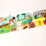 Der Travel Buddy „Komm mit nach draußen" von Jolly Design entführt kleine Entdecker:innen spielerisch in die Natur. Mit liebevoll gestalteten Szenen, beweglichen Elementen und Überraschungsklappen trainiert das handgefertigte Lernspielzeug Feinmotorik, Konzentration und Wahrnehmung. Gemeinsam mit Ergotherapeutin Silvia Resei entwickelt, verbindet es kreativen Spielspaß mit pädagogischem Wert. Leicht zu tragen und robust – der perfekte Begleiter für Abenteuer unterwegs.