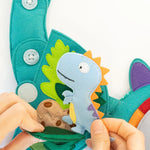 Tauche ein in die spannende Welt des Travel Buddy Dino von Jolly Designs – dem perfekten Begleiter für kleine Entdecker ab 18 Monaten! Dieser farbenfrohe Pflanzenfresser begeistert mit seinem liebevoll gestalteten Design und bietet vielseitige Spielmöglichkeiten, die Feinmotorik, Kreativität und kognitive Fähigkeiten fördern. Die interaktiven Elemente und lustigen Details regen die Fantasie an und machen jedes Abenteuer zu einem prähistorischen Erlebnis voller Freude und Lernspaß.