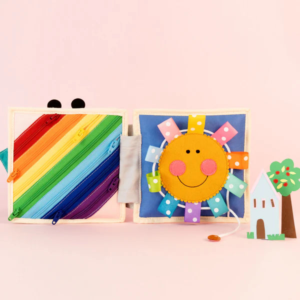 Das Mini Quiet Book „Magischer Vogel“ von Jolly Design fördert Kreativität, Konzentration und Feinmotorik bei Kindern ab 18 Monaten. Mit farbenfrohen, interaktiven Szenen wie beweglichen Ohren, Knöpfen und Reißverschlüssen unterstützt es spielerisch Hand-Auge-Koordination und erste Rollenspiele.