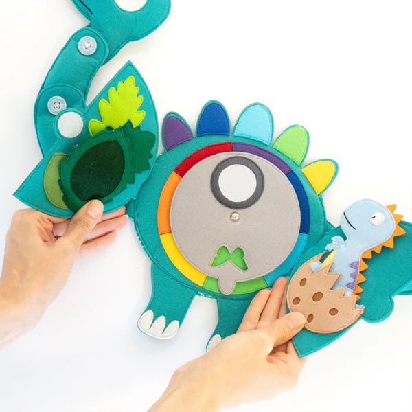 Tauche ein in die spannende Welt des Travel Buddy Dino von Jolly Designs – dem perfekten Begleiter für kleine Entdecker ab 18 Monaten! Dieser farbenfrohe Pflanzenfresser begeistert mit seinem liebevoll gestalteten Design und bietet vielseitige Spielmöglichkeiten, die Feinmotorik, Kreativität und kognitive Fähigkeiten fördern. Die interaktiven Elemente und lustigen Details regen die Fantasie an und machen jedes Abenteuer zu einem prähistorischen Erlebnis voller Freude und Lernspaß.