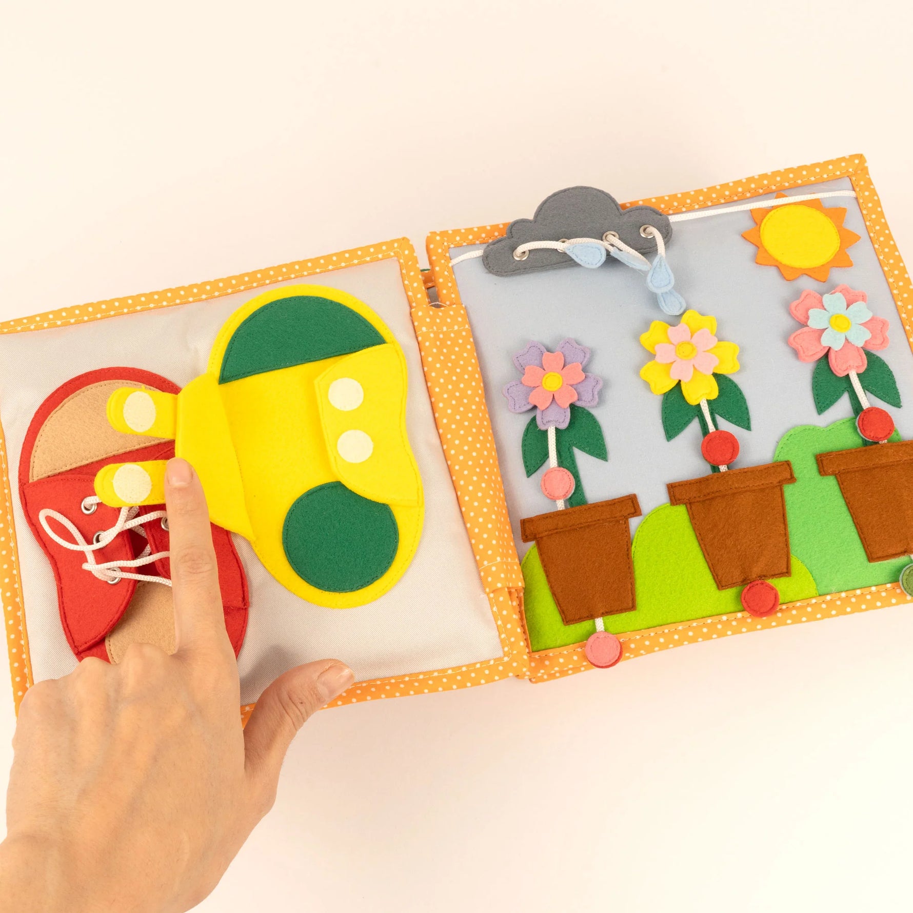 Begleite dein Kind durch einen bunten Tag mit diesem Quiet Book von Jolly Design. Die bewegliche Figur erlebt alltägliche Abenteuer – Schuhe anziehen, Fahrrad fahren, gießen und spielen. Jede Seite lädt zum Nachspielen ein und stärkt dabei Feinmotorik, Geduld und Konzentration. Ideal, um Alltagsstrukturen zu verstehen und Selbstständigkeit zu entwickeln. Ein handgefertigtes Lernbuch voller Farben und Details für kleine Entdecker.