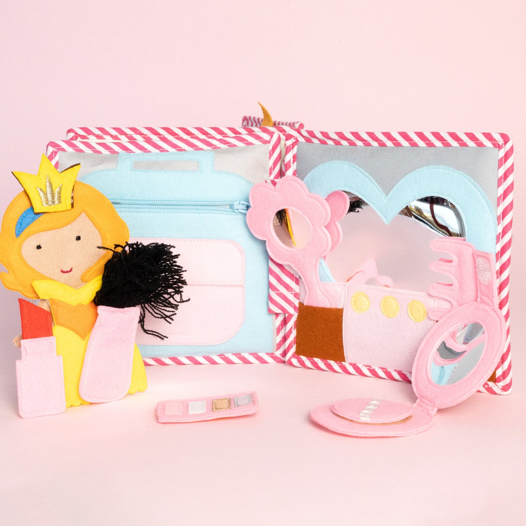 Das&nbsp;Mini Quiet Book "Kleine Prinzessin" von Jolly Designs ist perfekt für Kinder ab 1,5 Jahren geeignet. Liebevoll handgefertigt aus hochwertigen, OEKO-TEX® zertifizierten Materialien, bietet dieses Buch sicheren Spielspaß und begleitet Kinder in eine fantasievolle Welt voller Abenteuer.
