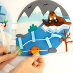 Dieser Travel Buddy Pinguin von Jolly Design ist das perfekte Abenteuer für Kinder ab 18 Monaten. Mit interaktiven Elementen wie Knöpfen, Reißverschlüssen und Schiebern entwickeln Kleinkinder spielerisch ihre motorischen Fähigkeiten. Die vielfältigen Texturen und arktischen Details regen Fantasie und Sinneswahrnehmung an. Aus zertifizierten, robusten Materialien hergestellt – ideal für Zuhause und unterwegs.