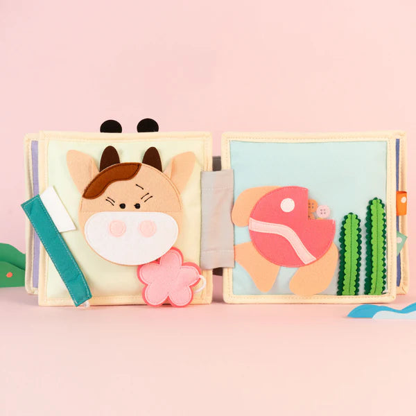 Das Mini Quiet Book „Magischer Vogel“ von Jolly Design fördert Kreativität, Konzentration und Feinmotorik bei Kindern ab 18 Monaten. Mit farbenfrohen, interaktiven Szenen wie beweglichen Ohren, Knöpfen und Reißverschlüssen unterstützt es spielerisch Hand-Auge-Koordination und erste Rollenspiele.