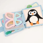 Eine stille Entdeckungsreise für kleine Hände: Mit knisterndem Elefantenohr, sanft klingelnder Kuhglocke und flauschigem Pinguinbauch lädt dieses liebevoll gestaltete Spielbuch Babys ab etwa 6 Monaten dazu ein, mit allen Sinnen zu erkunden. Ganz nebenbei werden dabei Feinmotorik, auditive Wahrnehmung und sensorische Integration gefördert – spielerisch und ohne Reizüberflutung.

Hochwertig von Hand gefertigt aus schadstofffreien, zertifizierten Materialien, ist es robust, weich und sicher – ideal für zuhause