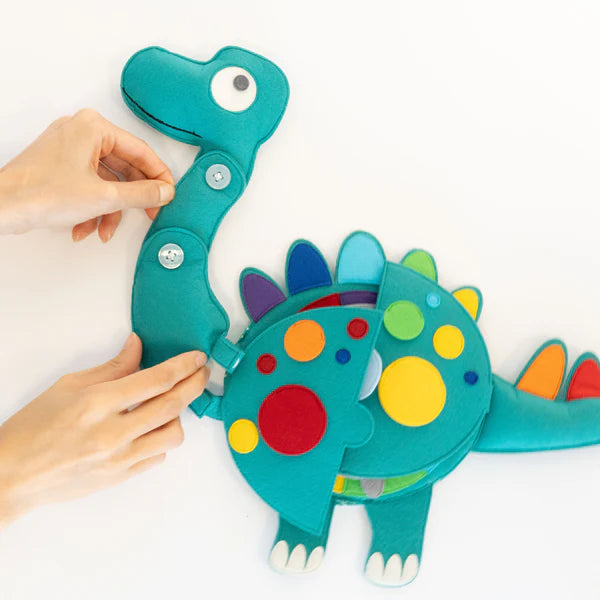 Tauche ein in die spannende Welt des Travel Buddy Dino von Jolly Designs – dem perfekten Begleiter für kleine Entdecker ab 18 Monaten! Dieser farbenfrohe Pflanzenfresser begeistert mit seinem liebevoll gestalteten Design und bietet vielseitige Spielmöglichkeiten, die Feinmotorik, Kreativität und kognitive Fähigkeiten fördern. Die interaktiven Elemente und lustigen Details regen die Fantasie an und machen jedes Abenteuer zu einem prähistorischen Erlebnis voller Freude und Lernspaß.