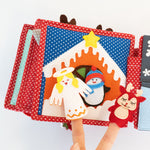 Das Mini Quiet Book Christmas von Jolly Designs begleitet Kinder ab 18 Monaten durch die Weihnachtszeit. Mit sechs interaktiven Seiten trainieren sie Feinmotorik und Kreativität – vom Schmücken des Tannenbaums bis zum Zählen der Adventskerzen. Aus OEKO-TEX® zertifizierten Materialien gefertigt, ist es sicher, robust und ideal für kleine Hände.
