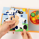 Begleite dein Kind durch einen bunten Tag mit diesem Quiet Book von Jolly Design. Die bewegliche Figur erlebt alltägliche Abenteuer – Schuhe anziehen, Fahrrad fahren, gießen und spielen. Jede Seite lädt zum Nachspielen ein und stärkt dabei Feinmotorik, Geduld und Konzentration. Ideal, um Alltagsstrukturen zu verstehen und Selbstständigkeit zu entwickeln. Ein handgefertigtes Lernbuch voller Farben und Details für kleine Entdecker.