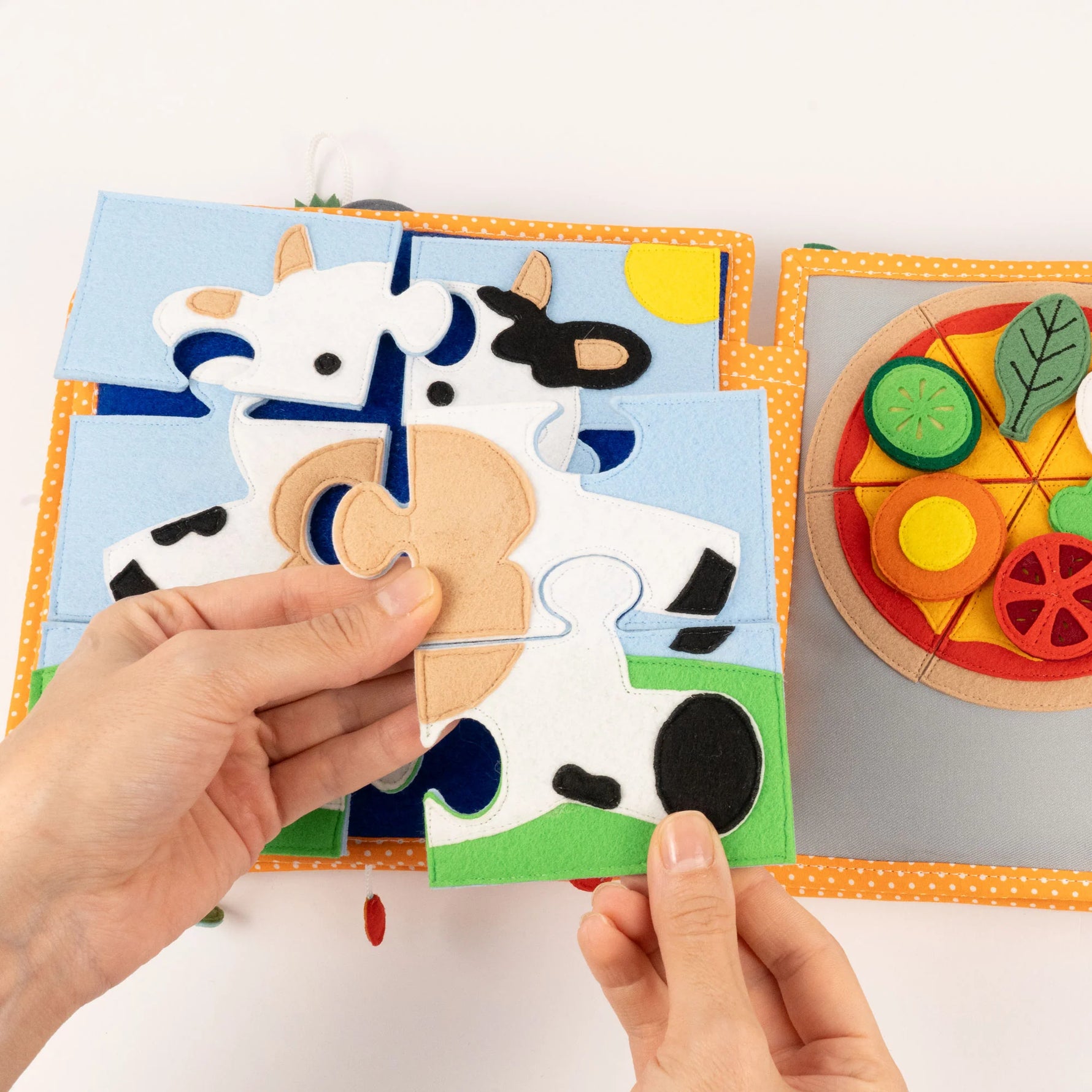 Begleite dein Kind durch einen bunten Tag mit diesem Quiet Book von Jolly Design. Die bewegliche Figur erlebt alltägliche Abenteuer – Schuhe anziehen, Fahrrad fahren, gießen und spielen. Jede Seite lädt zum Nachspielen ein und stärkt dabei Feinmotorik, Geduld und Konzentration. Ideal, um Alltagsstrukturen zu verstehen und Selbstständigkeit zu entwickeln. Ein handgefertigtes Lernbuch voller Farben und Details für kleine Entdecker.