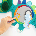 Tauche ein in die spannende Welt des Travel Buddy Dino von Jolly Designs – dem perfekten Begleiter für kleine Entdecker ab 18 Monaten! Dieser farbenfrohe Pflanzenfresser begeistert mit seinem liebevoll gestalteten Design und bietet vielseitige Spielmöglichkeiten, die Feinmotorik, Kreativität und kognitive Fähigkeiten fördern. Die interaktiven Elemente und lustigen Details regen die Fantasie an und machen jedes Abenteuer zu einem prähistorischen Erlebnis voller Freude und Lernspaß.