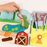 Der Travel Buddy „Komm mit nach draußen" von Jolly Design entführt kleine Entdecker:innen spielerisch in die Natur. Mit liebevoll gestalteten Szenen, beweglichen Elementen und Überraschungsklappen trainiert das handgefertigte Lernspielzeug Feinmotorik, Konzentration und Wahrnehmung. Gemeinsam mit Ergotherapeutin Silvia Resei entwickelt, verbindet es kreativen Spielspaß mit pädagogischem Wert. Leicht zu tragen und robust – der perfekte Begleiter für Abenteuer unterwegs.