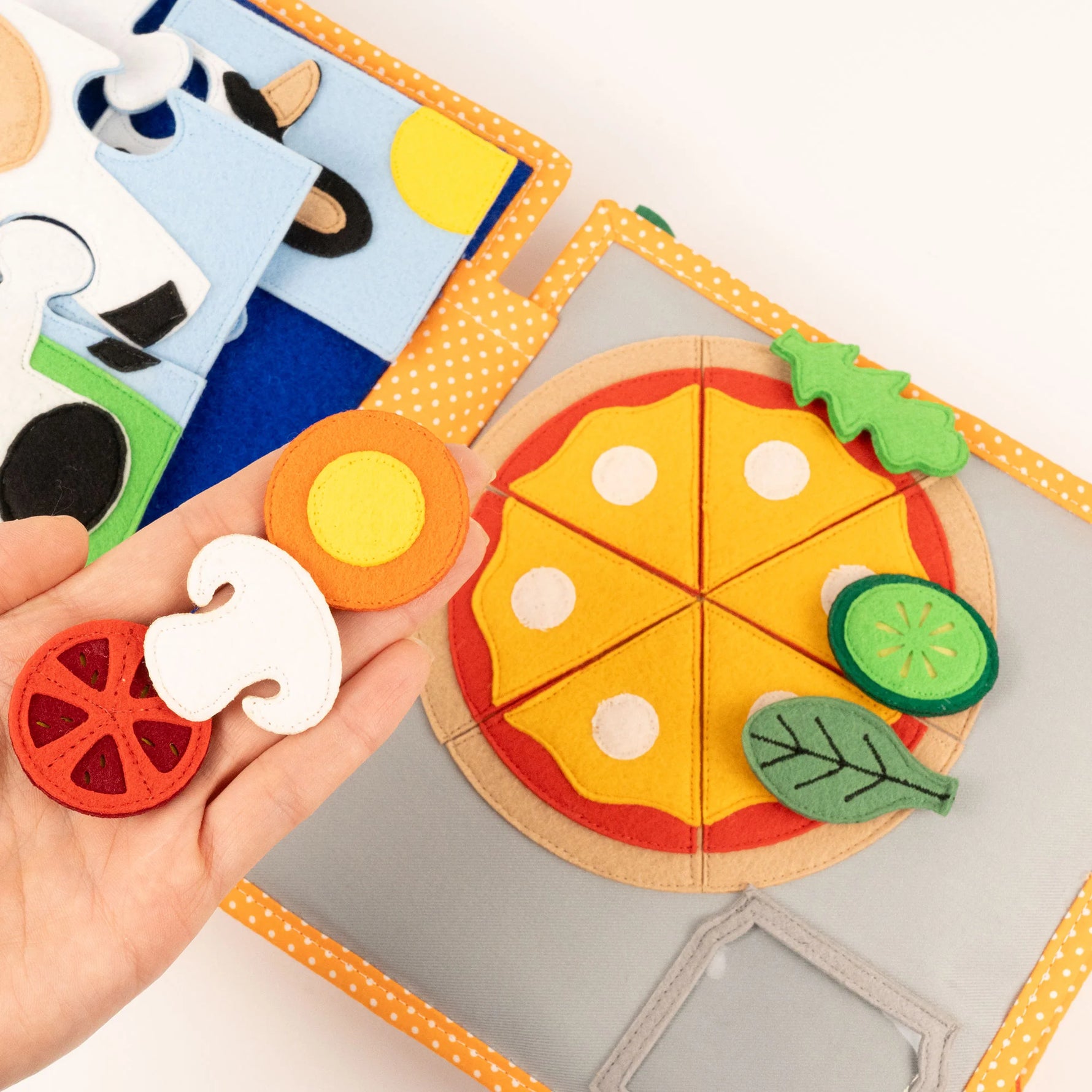 Begleite dein Kind durch einen bunten Tag mit diesem Quiet Book von Jolly Design. Die bewegliche Figur erlebt alltägliche Abenteuer – Schuhe anziehen, Fahrrad fahren, gießen und spielen. Jede Seite lädt zum Nachspielen ein und stärkt dabei Feinmotorik, Geduld und Konzentration. Ideal, um Alltagsstrukturen zu verstehen und Selbstständigkeit zu entwickeln. Ein handgefertigtes Lernbuch voller Farben und Details für kleine Entdecker.