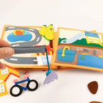 Begleite dein Kind durch einen bunten Tag mit diesem Quiet Book von Jolly Design. Die bewegliche Figur erlebt alltägliche Abenteuer – Schuhe anziehen, Fahrrad fahren, gießen und spielen. Jede Seite lädt zum Nachspielen ein und stärkt dabei Feinmotorik, Geduld und Konzentration. Ideal, um Alltagsstrukturen zu verstehen und Selbstständigkeit zu entwickeln. Ein handgefertigtes Lernbuch voller Farben und Details für kleine Entdecker.