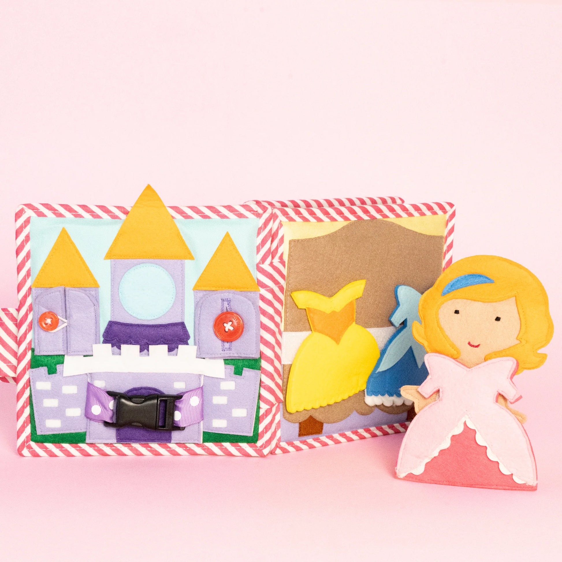  Das&nbsp;Mini Quiet Book "Kleine Prinzessin" von Jolly Designs ist perfekt für Kinder ab 1,5 Jahren geeignet. Liebevoll handgefertigt aus hochwertigen, OEKO-TEX® zertifizierten Materialien, bietet dieses Buch sicheren Spielspaß und begleitet Kinder in eine fantasievolle Welt voller Abenteuer.
