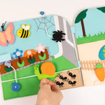 Der Travel Buddy „Komm mit nach draußen" von Jolly Design entführt kleine Entdecker:innen spielerisch in die Natur. Mit liebevoll gestalteten Szenen, beweglichen Elementen und Überraschungsklappen trainiert das handgefertigte Lernspielzeug Feinmotorik, Konzentration und Wahrnehmung. Gemeinsam mit Ergotherapeutin Silvia Resei entwickelt, verbindet es kreativen Spielspaß mit pädagogischem Wert. Leicht zu tragen und robust – der perfekte Begleiter für Abenteuer unterwegs.