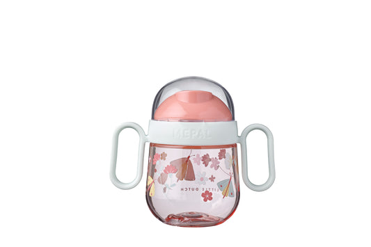  Diese Version macht den Antitropf-Trinkbecher Mepal Mio 2.0 mit Little Dutch Flowers &amp; Butterflies Motiv einen tollen Becher um das Trinken zu lernen und ist dazu noch auslaufsicher. Egal ob kopfüber, es kommt kein Tropen raus! Die Mundstücke sind extra kurz, dies sorgt für eine gesündere Entwicklung von Mund und Zähnen. Der Antitropf-Trinkbecher hat auf beiden Seiten ein Mundstück, damit die kleinen sich nicht vergreifen können. Nach dem Gebrauch darf der Antitropf-Trinkbecher Mepal Mio in die Spülmas