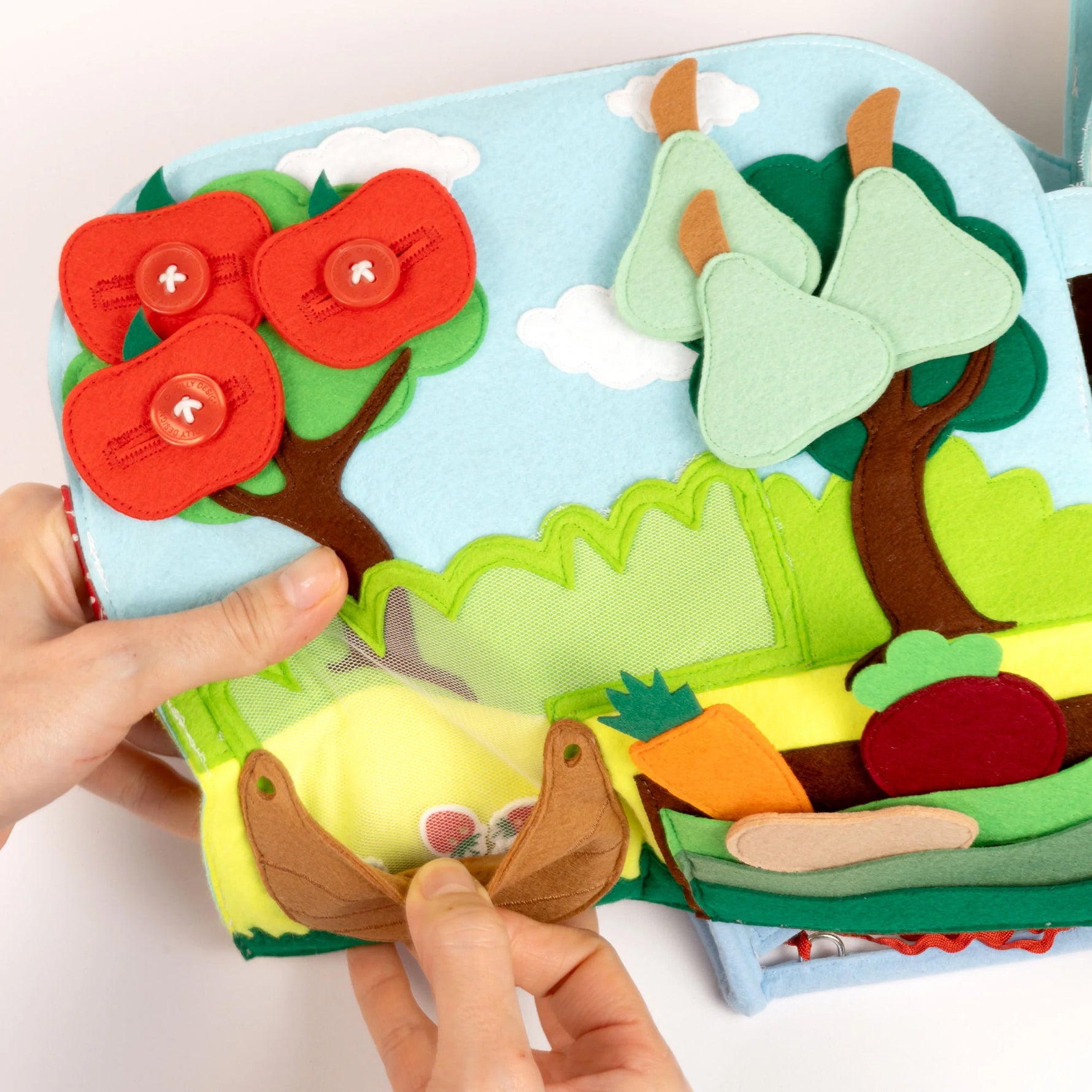 Der Travel Buddy „Komm mit nach draußen" von Jolly Design entführt kleine Entdecker:innen spielerisch in die Natur. Mit liebevoll gestalteten Szenen, beweglichen Elementen und Überraschungsklappen trainiert das handgefertigte Lernspielzeug Feinmotorik, Konzentration und Wahrnehmung. Gemeinsam mit Ergotherapeutin Silvia Resei entwickelt, verbindet es kreativen Spielspaß mit pädagogischem Wert. Leicht zu tragen und robust – der perfekte Begleiter für Abenteuer unterwegs.