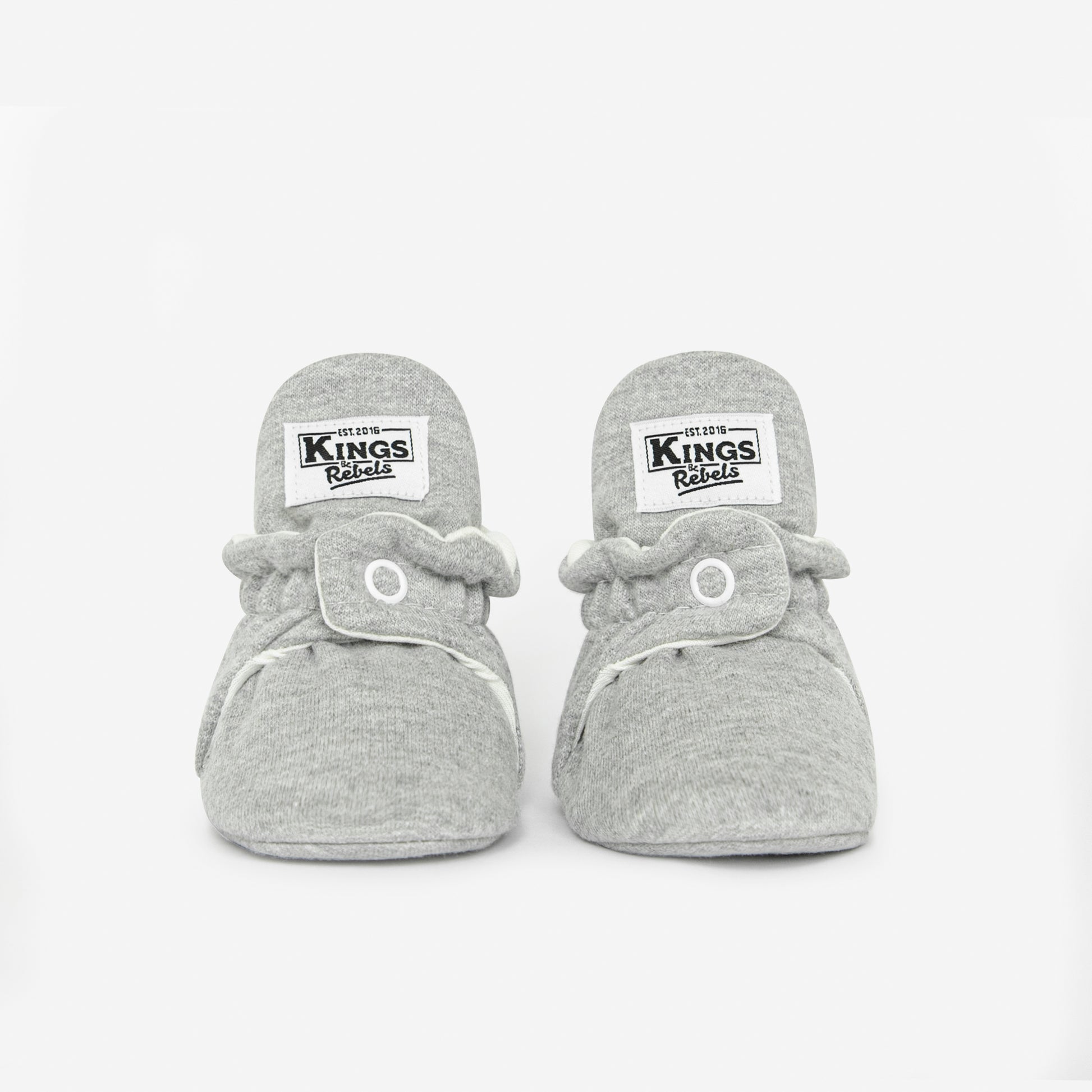 Die Kings &amp; Rebels Baby Booties wurden mit einem einfachen und praktischen Druckknopf- Verschluss entworfen, was das Anziehen von strampelnden Babys in wenigen Sekunden ermöglicht.

Der komplett um die Ferse verlaufende und über dem Knöchel sitzende, integrierte Gummizug verhindert auch bei sehr aktiven Babys das Herunterrutschen des Booties.

Alle Modelle der ´Cotton Classic´ und ´Cotton Gripper´ Linie sind aus haut- und umweltfreundlicher Baumwolle gefertigt, was für hohen Tragekomfort auch bei frühli