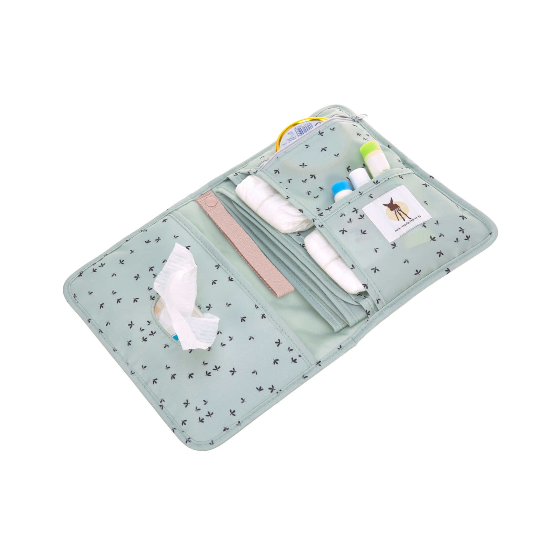 Beschreibung

Alle wichtigen Wickelutensilien kompakt verstaut und genau das richtige Accessoire für spontane Eltern.

Die LÄSSIG Windeltasche inklusive Wickelunterlage (65,5cm x 32cm) findet in jeder Handtasche ihren Platz. So kann jeden Tag auf ein Neues entschieden werden, welche Handtasche oder welcher Rucksack zum Einsatz kommt.

-&nbsp;wasserabweisende, weich wattierte Wickelunterlage
- Fach für Feuchttücher
- Steckfächer und Reißverschlussfach
- Befestigung für den Schnuller
- leicht und handlich
- k