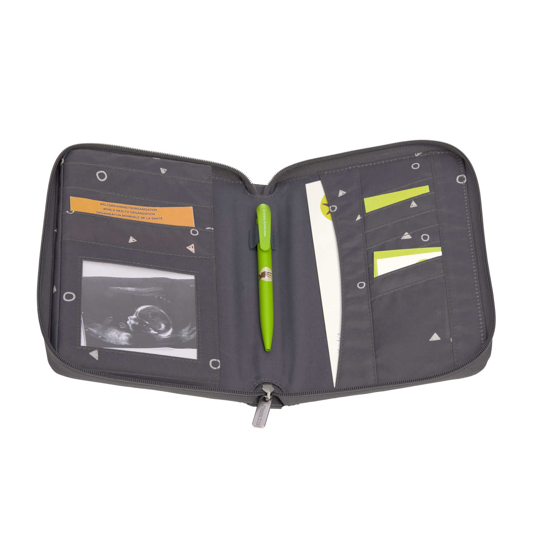 n der grauen Document Pouch von LÄSSIG finden alle wichtigen Dokumente Platz – egal ob während oder nach der Schwangerschaft.

Für Mutterpass, Ultraschallbilder, Versicherungskarte, Untersuchungsheft oder Impfpass bietet die Dokumentenmappe ausreichend Fächer, um alles im Blick zu haben.

Auch als Accessoire auf Reisen für Ausweise, Tickets und Vouchers ist der Organizer ideal konzipiert und hält alles griffbereit.

Die praktische Mutterpasshülle hat einen Rundum-Reißverschluss, damit sämtliche Dokumente si