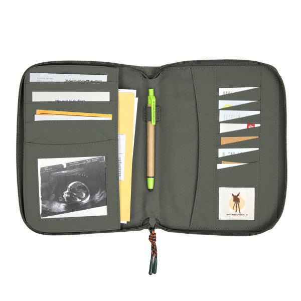 In der Document Pouch von LÄSSIG finden alle wichtigen Dokumente Platz – egal ob während oder nach der Schwangerschaft. Für Mutterpass, Ultraschallbilder, Versicherungskarte, Untersuchungsheft oder Impfpass bietet die Dokumentenmappe ausreichend Fächer, um alles im Blick zu haben.