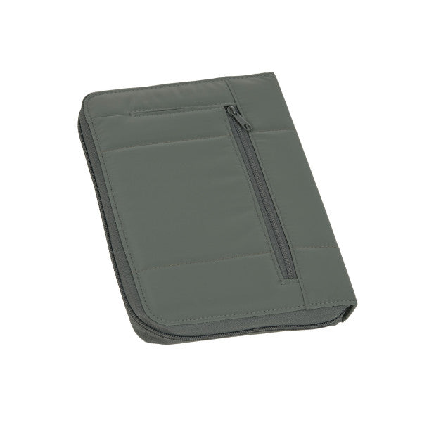 In der Document Pouch von LÄSSIG finden alle wichtigen Dokumente Platz – egal ob während oder nach der Schwangerschaft. Für Mutterpass, Ultraschallbilder, Versicherungskarte, Untersuchungsheft oder Impfpass bietet die Dokumentenmappe ausreichend Fächer, um alles im Blick zu haben.