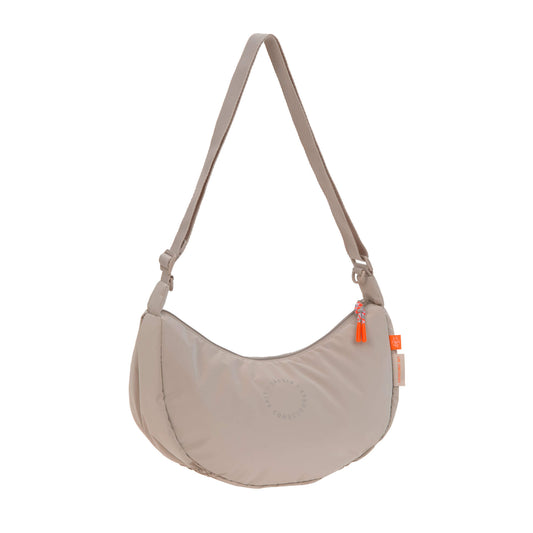 Die Umhängetasche Stretch Up in Beige vereint modisches Design mit praktischem Stauraum für den Familienalltag. Mit 4,4 Litern Volumen bietet sie Platz für Handy, Schlüssel und mehr. Das wasserabweisende Material und die flexible Bodenbreite sorgen für Komfort, während die Tasche sich einfach am Kinderwagen befestigen lässt. Ein stylischer Begleiter, der sich vielseitig kombinieren lässt.