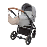 Die Umhängetasche Stretch Up in Beige vereint modisches Design mit praktischem Stauraum für den Familienalltag. Mit 4,4 Litern Volumen bietet sie Platz für Handy, Schlüssel und mehr. Das wasserabweisende Material und die flexible Bodenbreite sorgen für Komfort, während die Tasche sich einfach am Kinderwagen befestigen lässt. Ein stylischer Begleiter, der sich vielseitig kombinieren lässt.