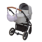 Die Umhängetasche Stretch Up in Lila vereint modisches Design mit praktischem Stauraum für den Familienalltag. Mit 4,4 Litern Volumen bietet sie Platz für Handy, Schlüssel und mehr. Das wasserabweisende Material und die flexible Bodenbreite sorgen für Komfort, während die Tasche sich einfach am Kinderwagen befestigen lässt. Ein stylischer Begleiter, der sich vielseitig kombinieren lässt.